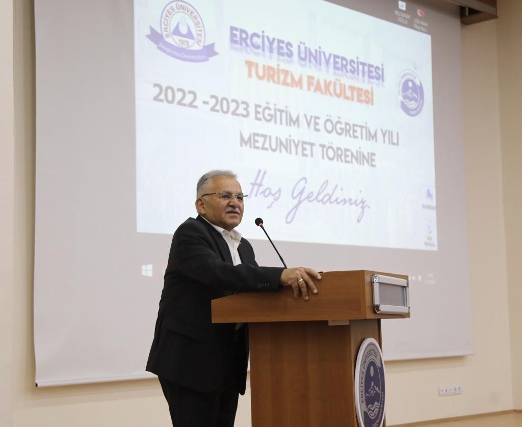 ERÜ Turizm Fakültesi’nde Mezuniyet Sevinci