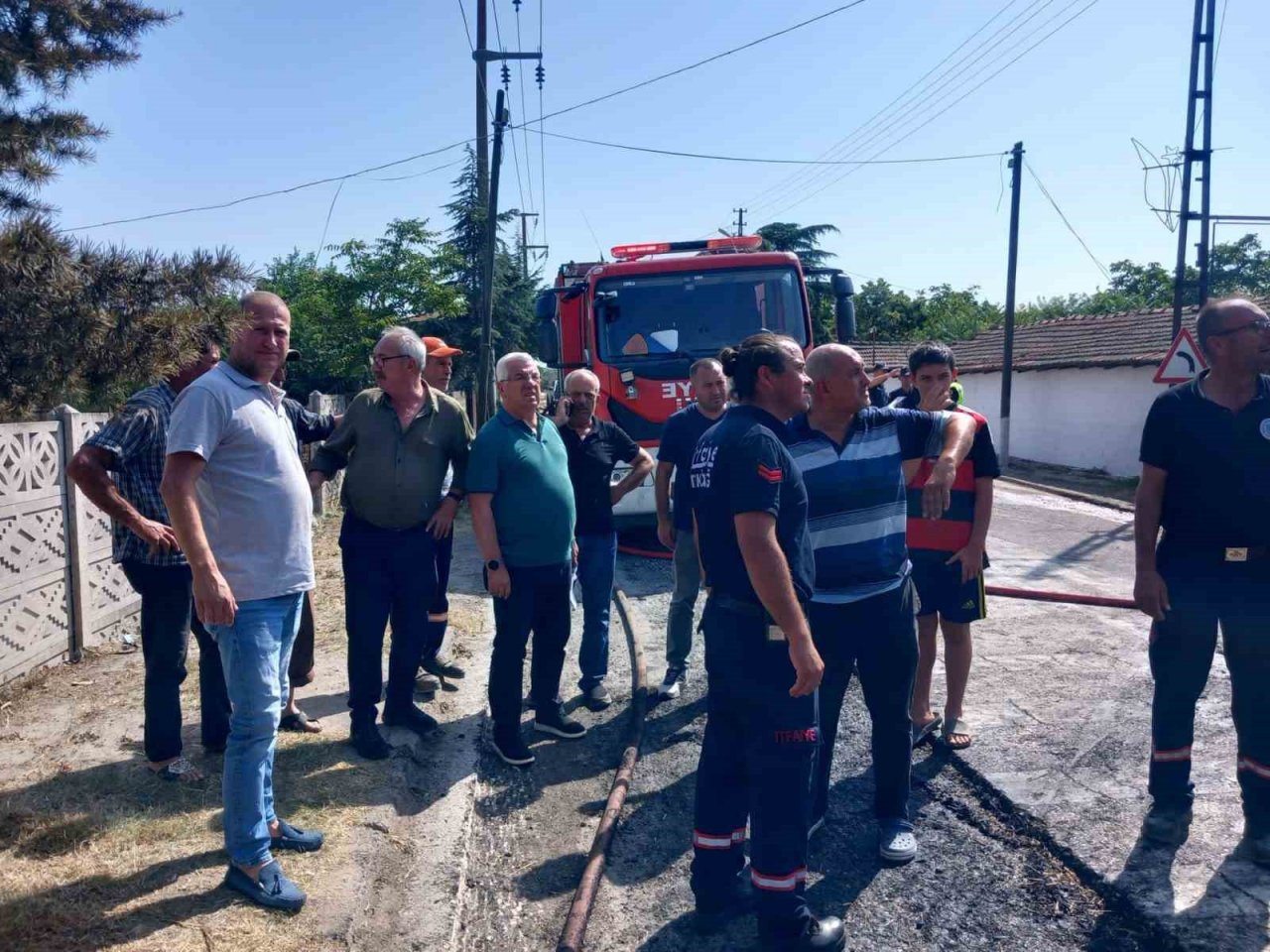 Tanker ve saman balyaları alev alev yandı