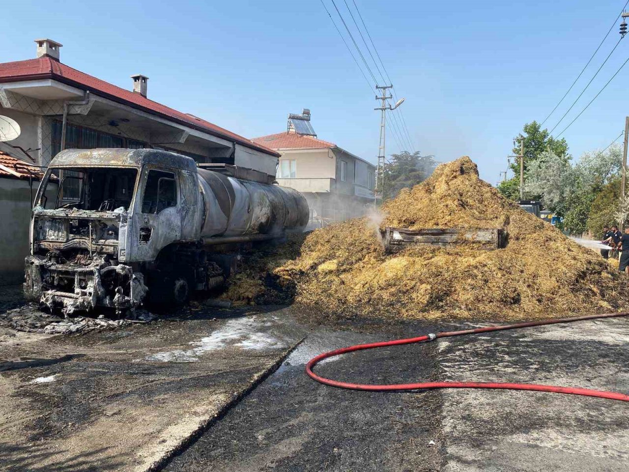 Tanker ve saman balyaları alev alev yandı