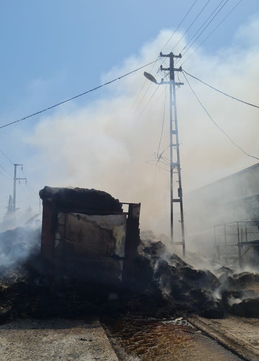 Tanker ve saman balyaları alev alev yandı