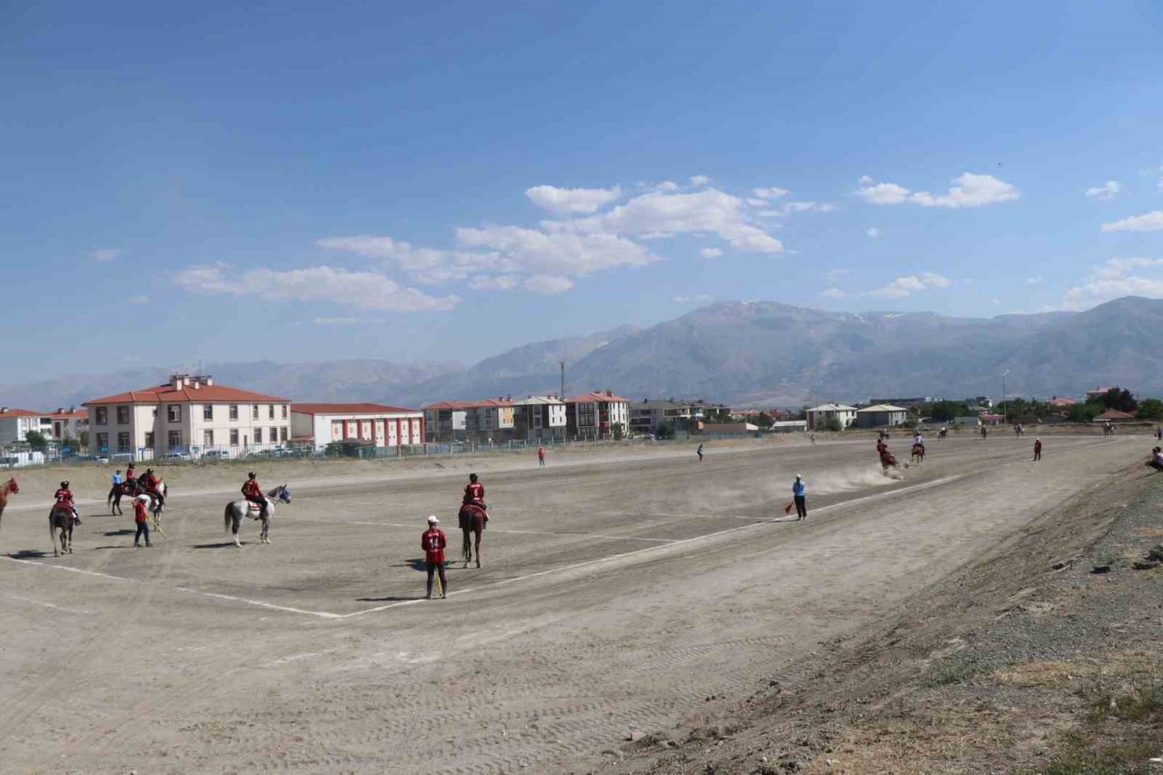 Erzincan’da atlı cirit il birinciliği müsabakaları başladı