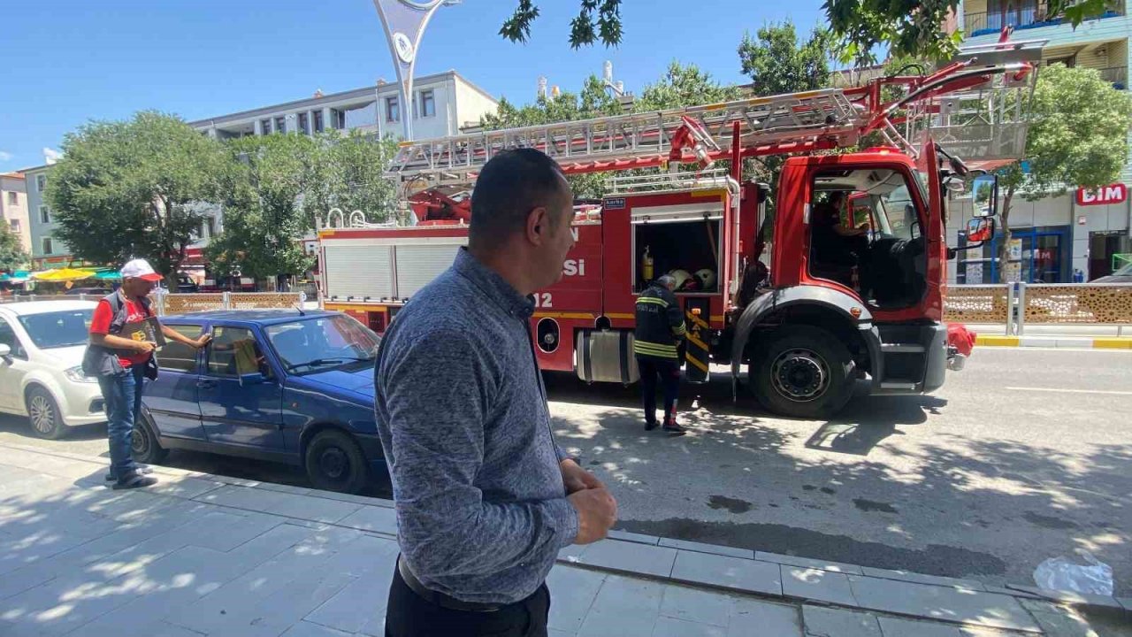 Yere düşen yavru kargayı yuvasına koyan itfaiye ekipleri, vatandaşları anne karganın saldırısından kurtardı