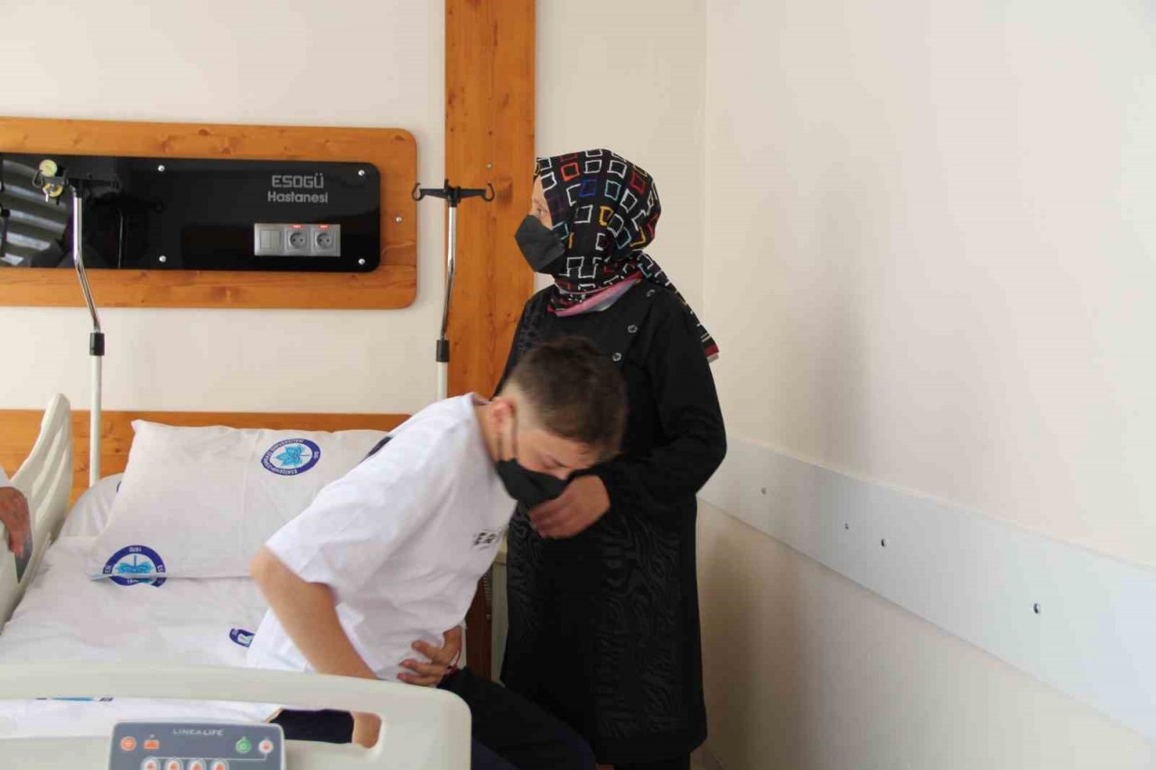 Diyaliz hastası oğluna böbreğini bağışladı