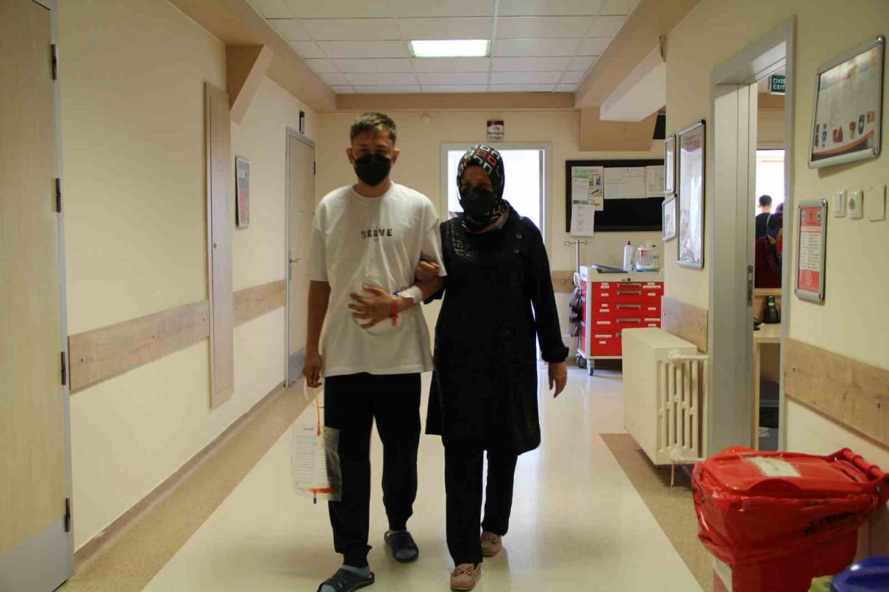 Diyaliz hastası oğluna böbreğini bağışladı