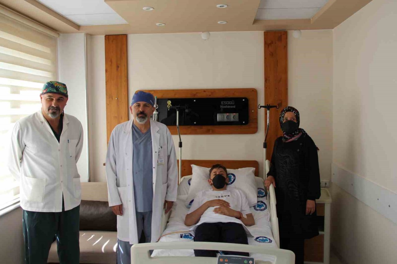 Diyaliz hastası oğluna böbreğini bağışladı