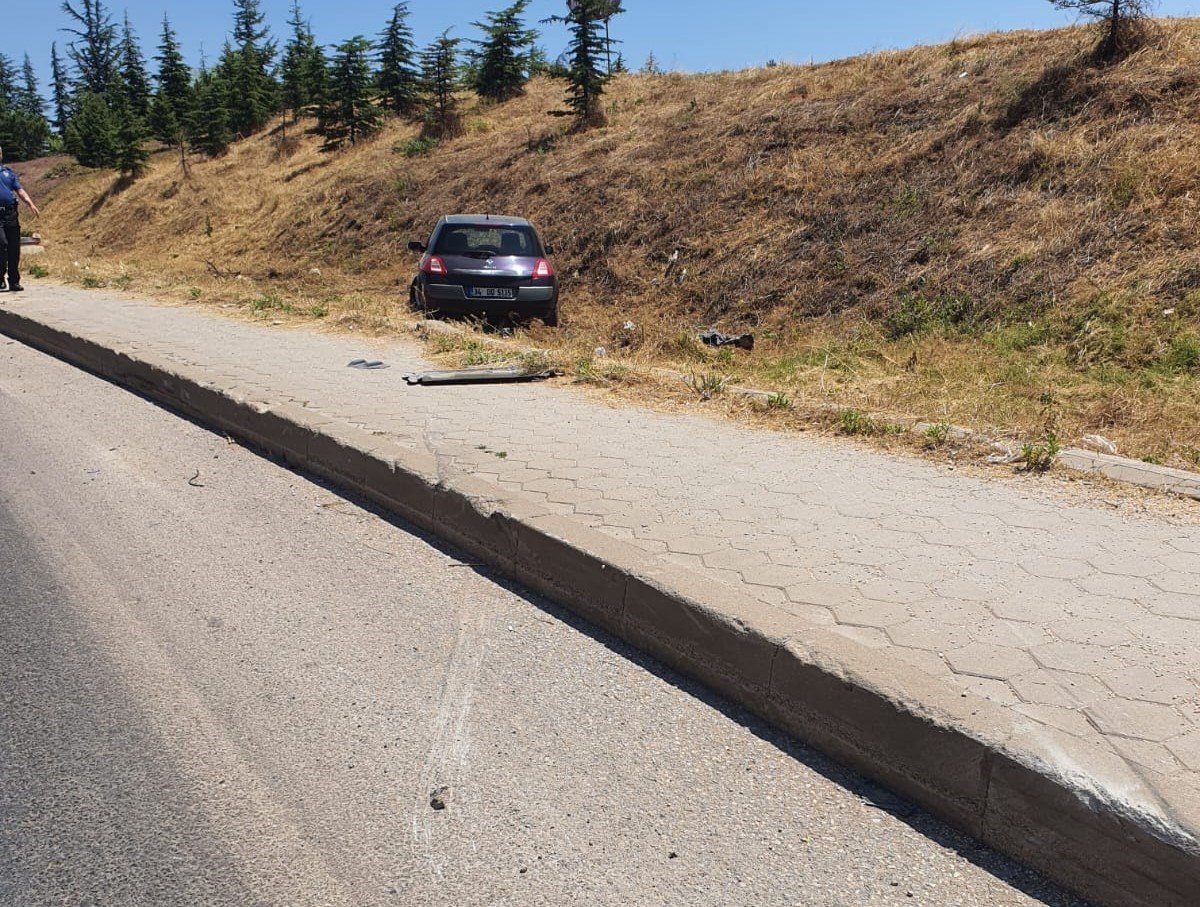 Virajı alamayan sürücü kaldırımda yürüyen kadına çarptı