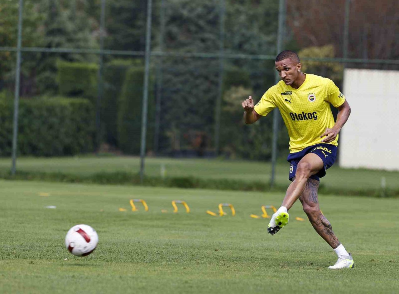 Fenerbahçe’de yeni transfer Rodrigo Becao, ilk antrenmanına çıktı