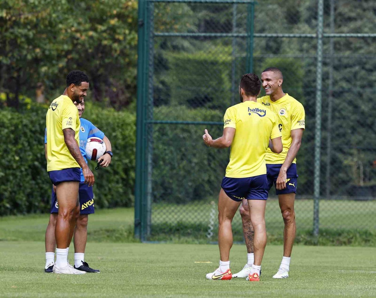 Fenerbahçe’de yeni transfer Rodrigo Becao, ilk antrenmanına çıktı