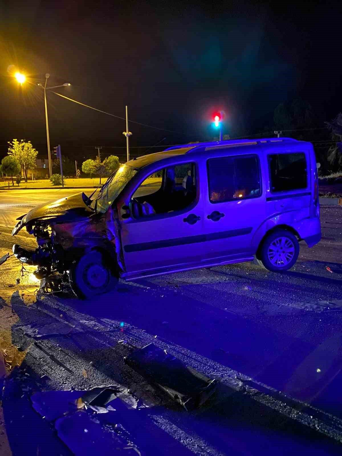 Fethiye’de minibüs İle kamyonet çarpıştı: 2 yaralı