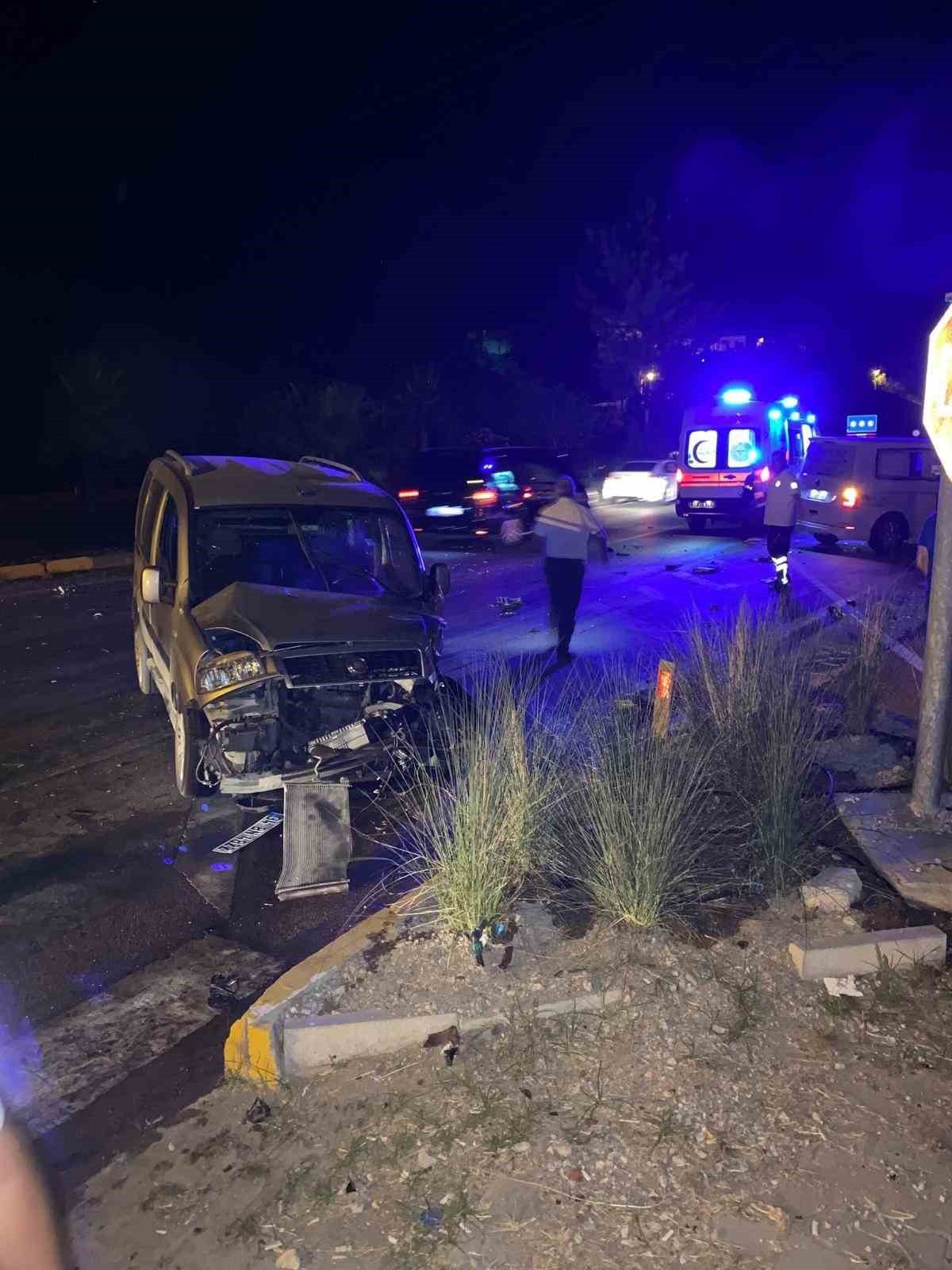 Fethiye’de minibüs İle kamyonet çarpıştı: 2 yaralı