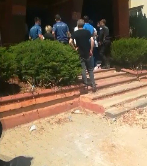 Ağır hasarlı binanın su kuyusunda bir şahıs ölü bulundu