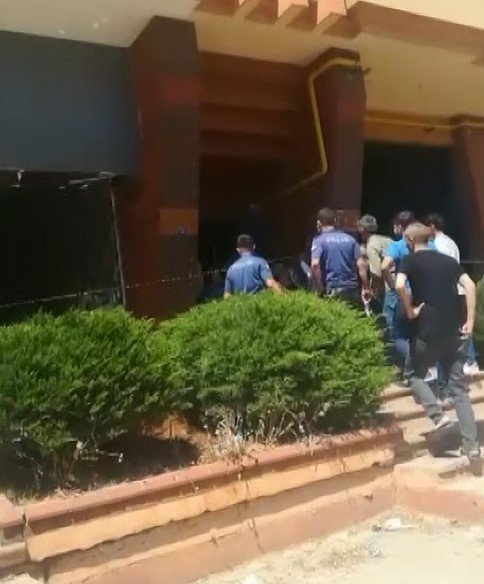 Ağır hasarlı binanın su kuyusunda bir şahıs ölü bulundu