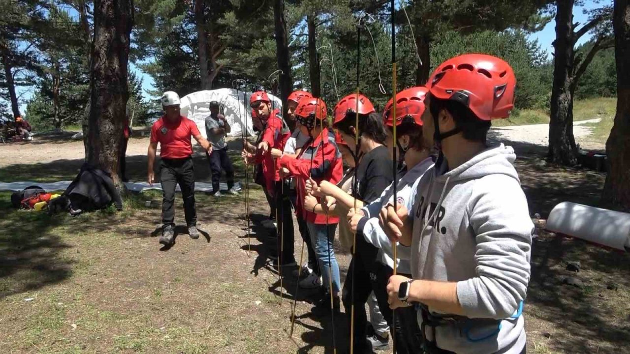 Altınpınar Limni Gölü üzerinde arama kurtarma eğitimi aldılar