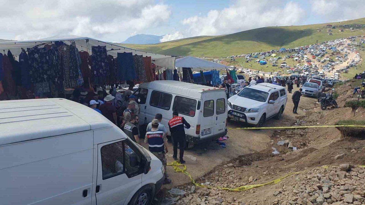 Kadırga Yaylası’nda freni boşalan minibüs yamaçtan yola düştü: 1’i ağır, 3 yaralı