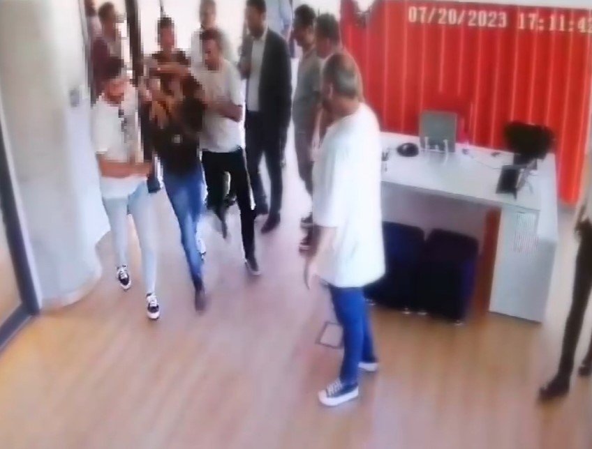 Beykoz’da bıçakla iş yerinde kadını rehin alan saldırgan kamerada