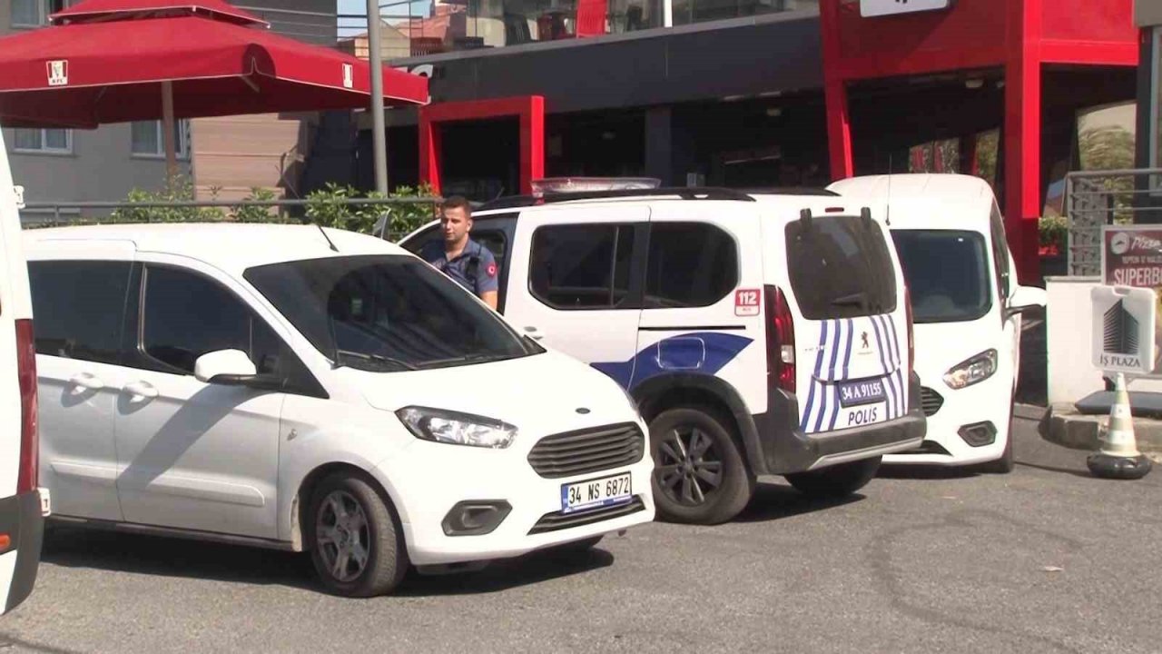 Beykoz’da bıçakla iş yerinde kadını rehin alan saldırgan kamerada