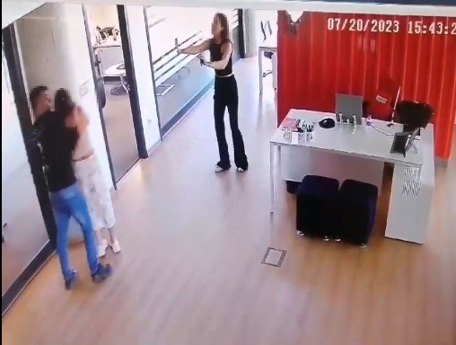 Beykoz’da bıçakla iş yerinde kadını rehin alan saldırgan kamerada