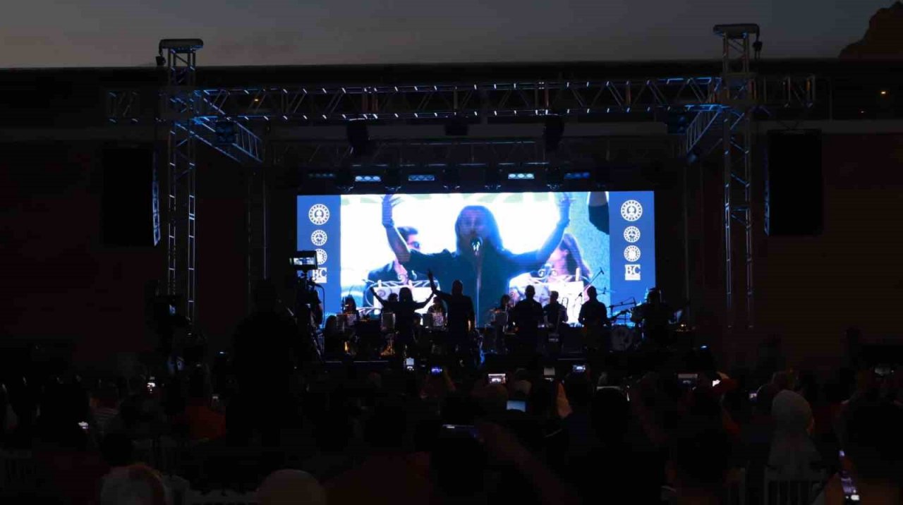 İshak Paşa Sarayı’nda binlerce kişi “Senforock” konseri ile kendinden geçti