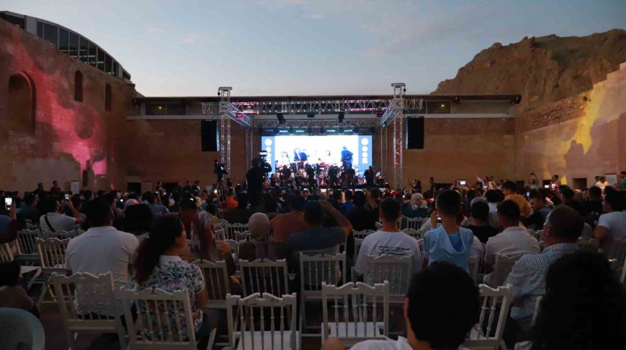 İshak Paşa Sarayı’nda binlerce kişi “Senforock” konseri ile kendinden geçti