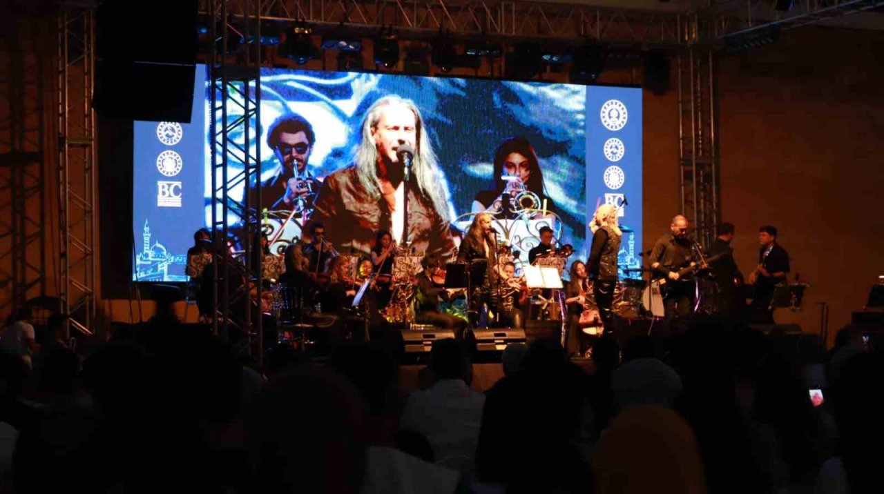 İshak Paşa Sarayı’nda binlerce kişi “Senforock” konseri ile kendinden geçti