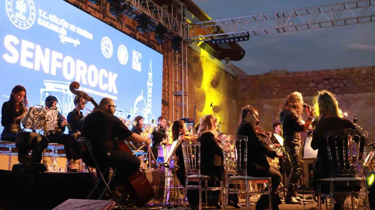 İshak Paşa Sarayı’nda binlerce kişi “Senforock” konseri ile kendinden geçti