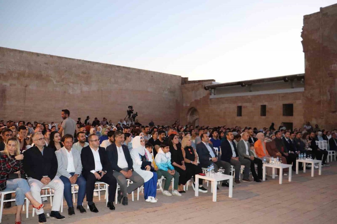 İshak Paşa Sarayı’nda binlerce kişi “Senforock” konseri ile kendinden geçti