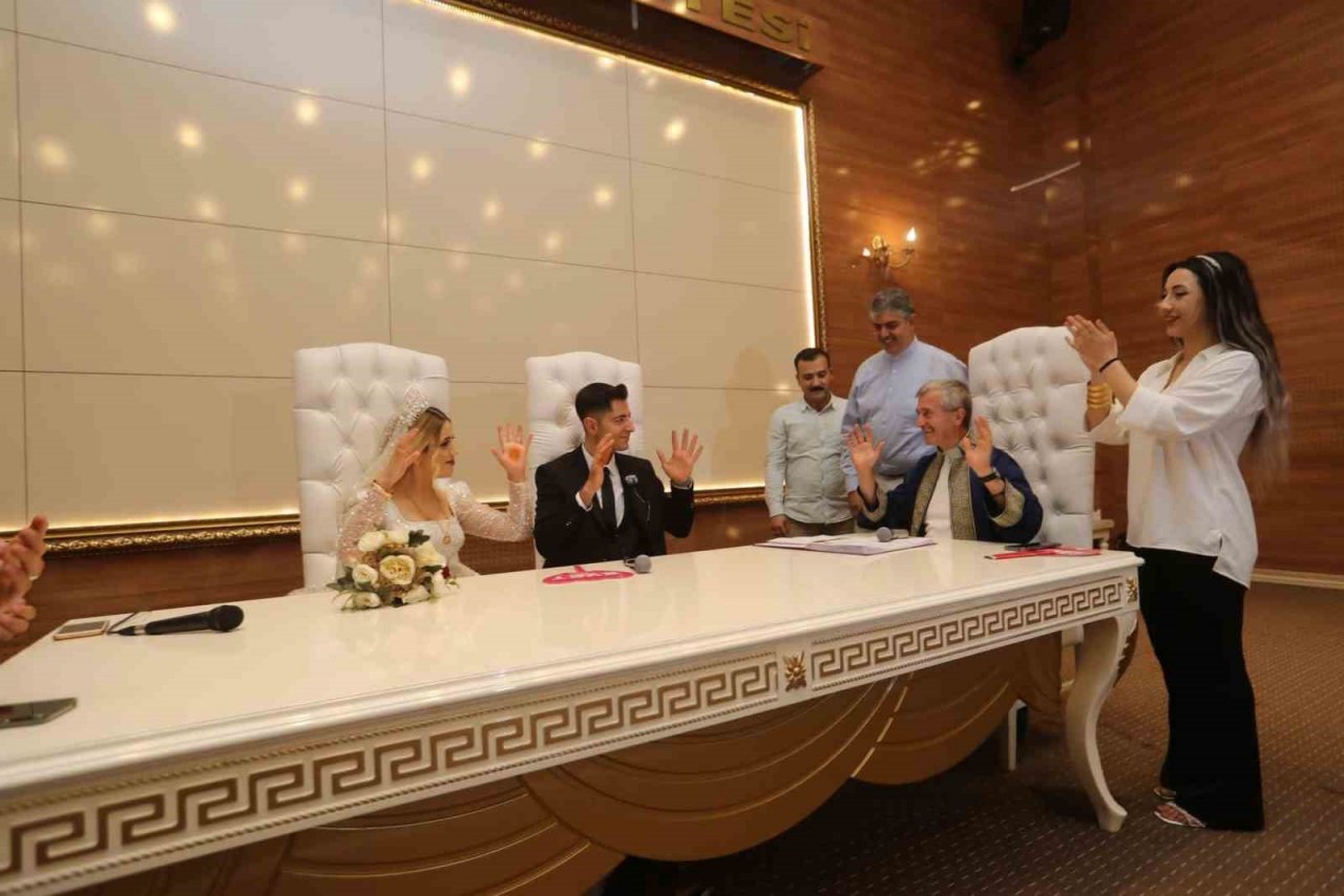 İşitme engelli çiftin nikahını Tahmazoğlu kıydı