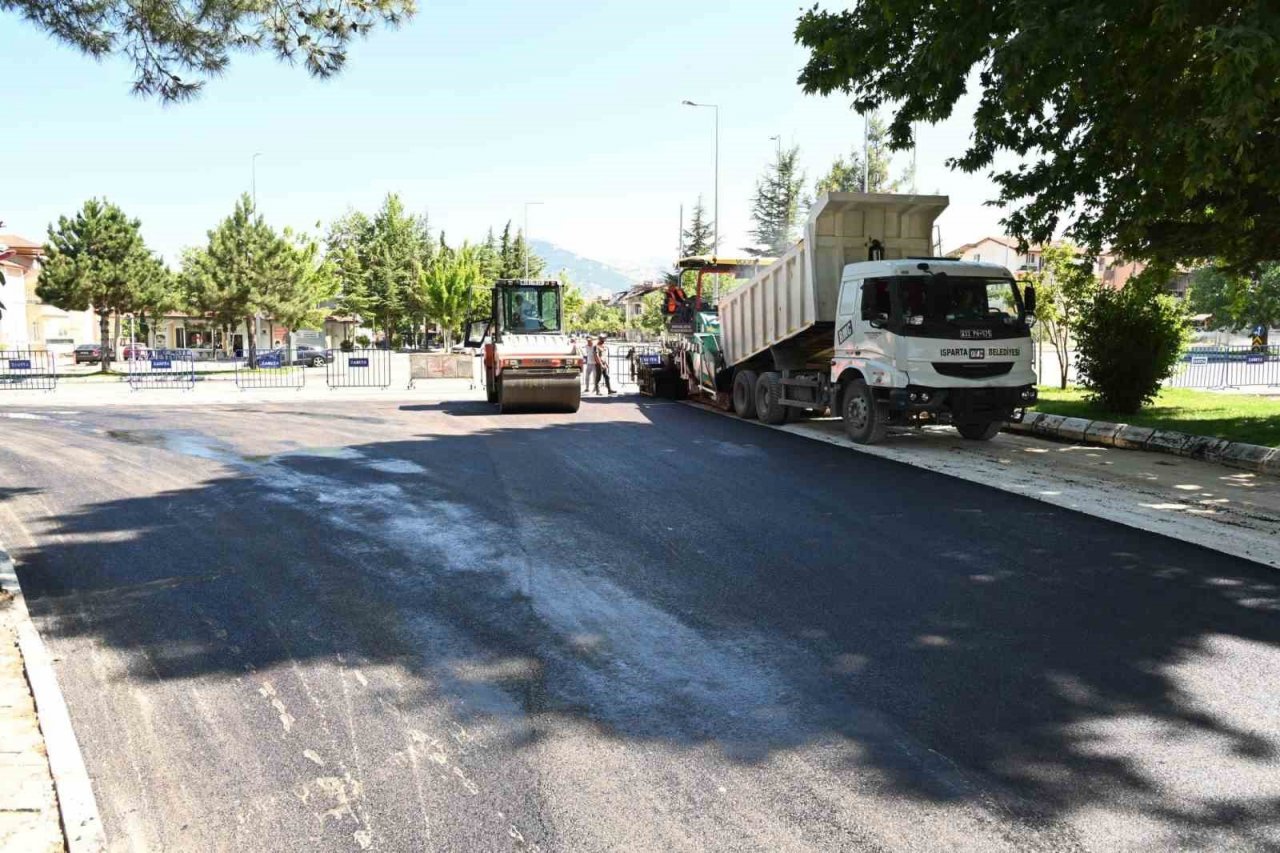 Isparta Belediyesi asfalt çalışmalarına devam ediyor