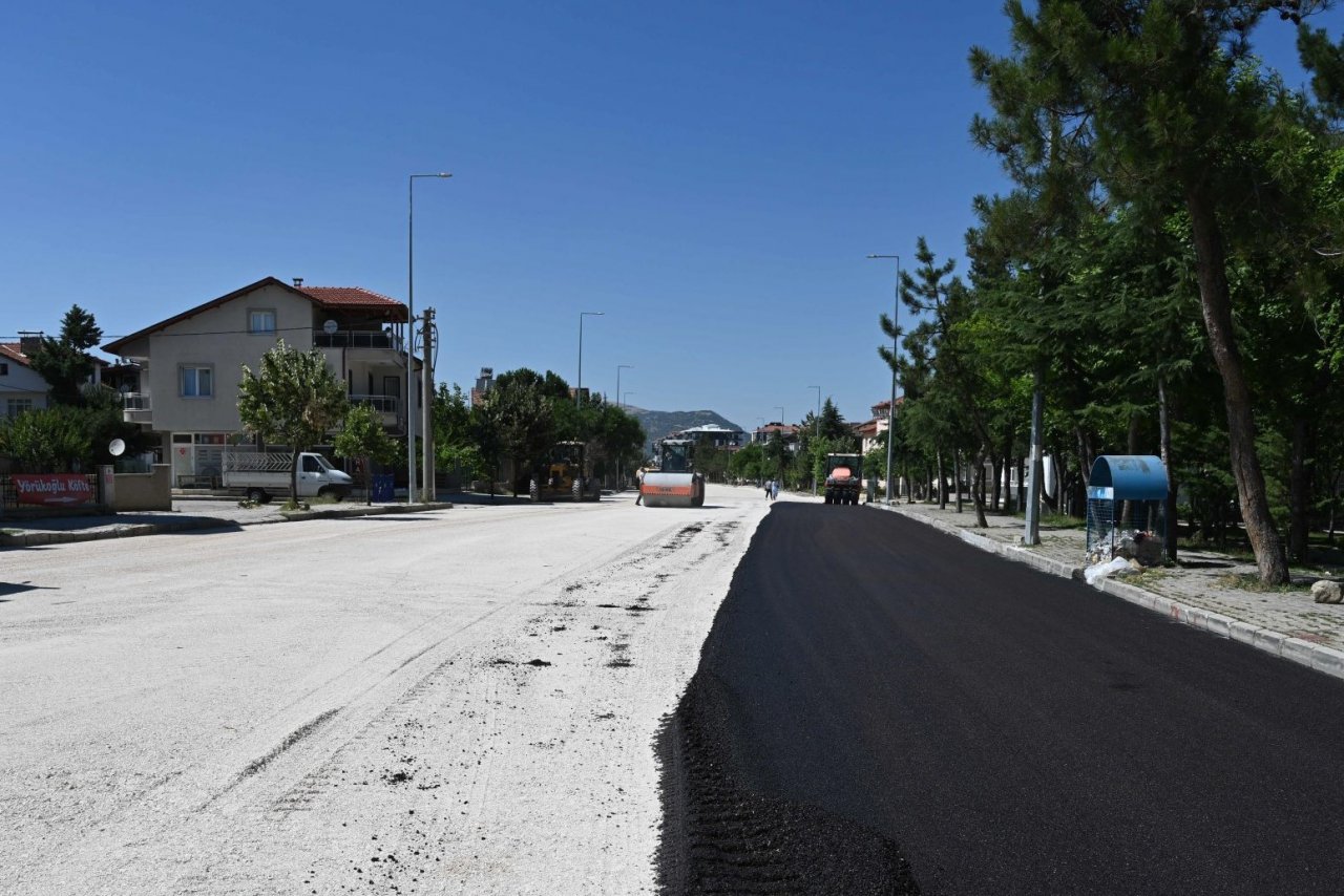Isparta Belediyesi asfalt çalışmalarına devam ediyor