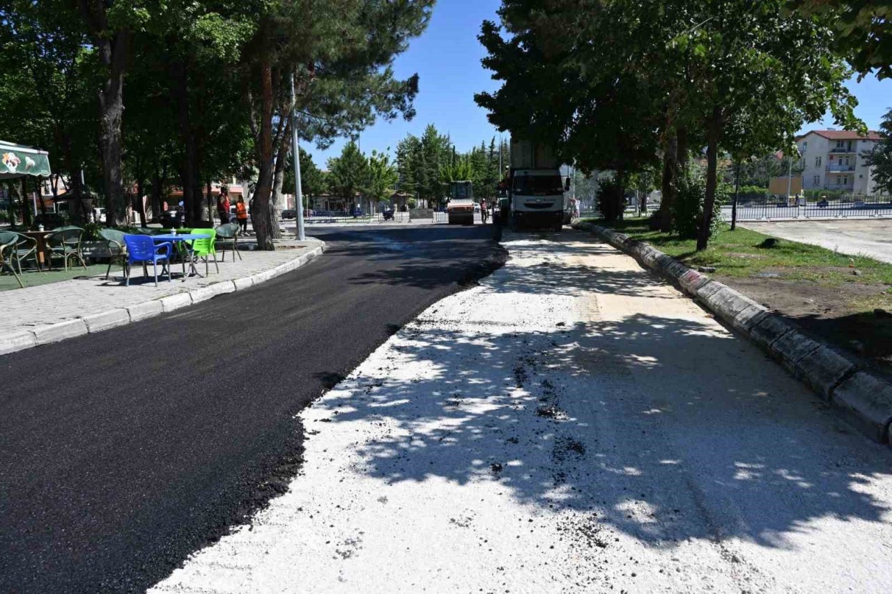 Isparta Belediyesi asfalt çalışmalarına devam ediyor