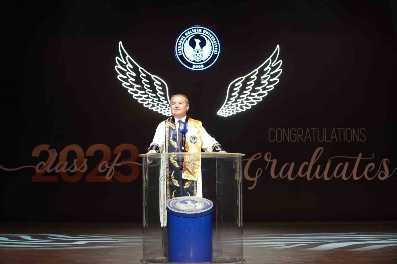 İGÜ’lü 10 bin 397 öğrenci mezuniyet keplerini attı