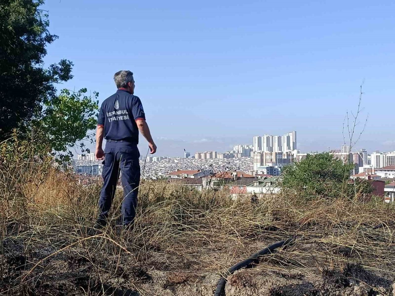 Esenyurt’ta ot yangınında dumanlar E-5 Karayolu’nu kapladı