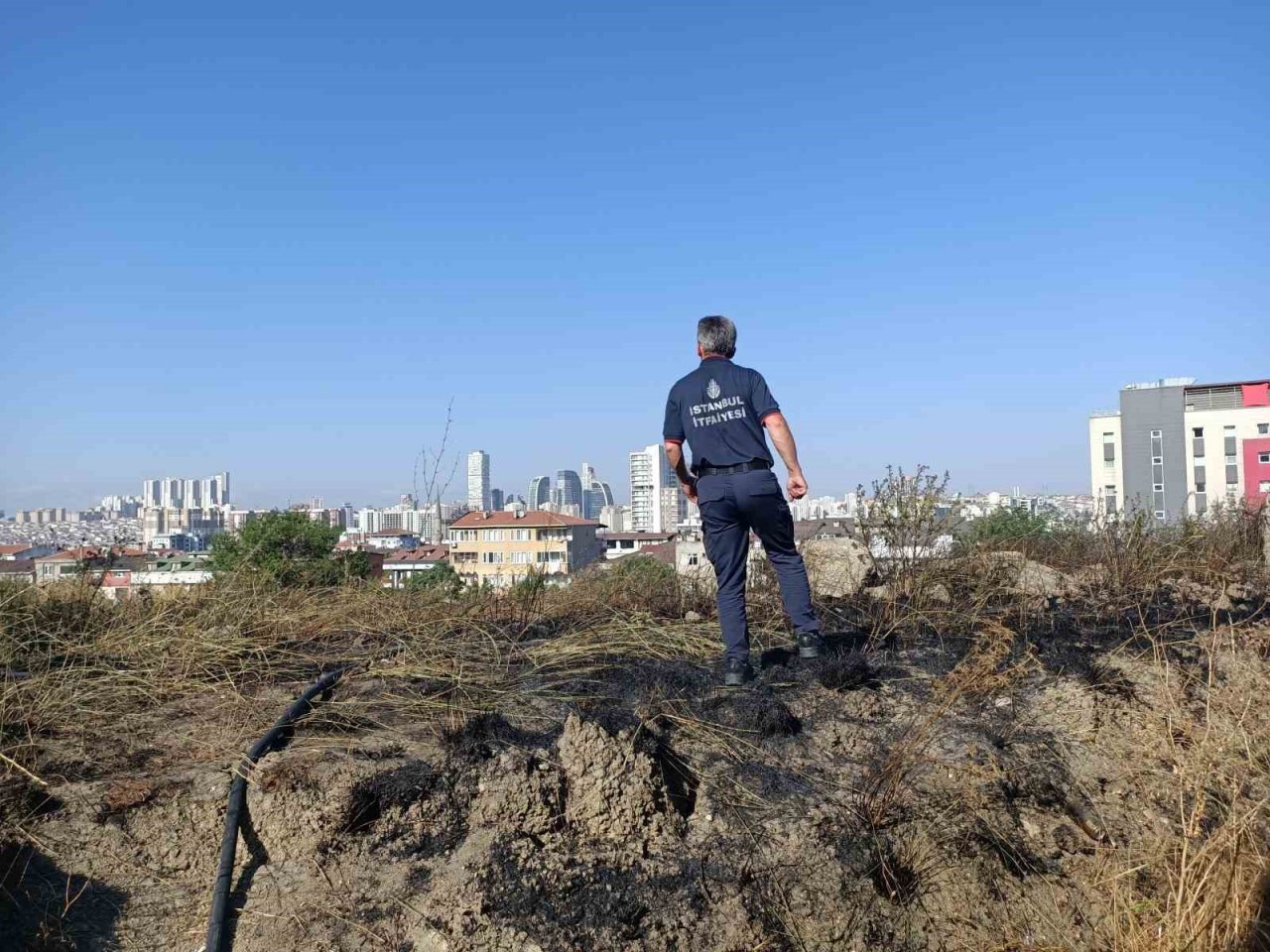 Esenyurt’ta ot yangınında dumanlar E-5 Karayolu’nu kapladı