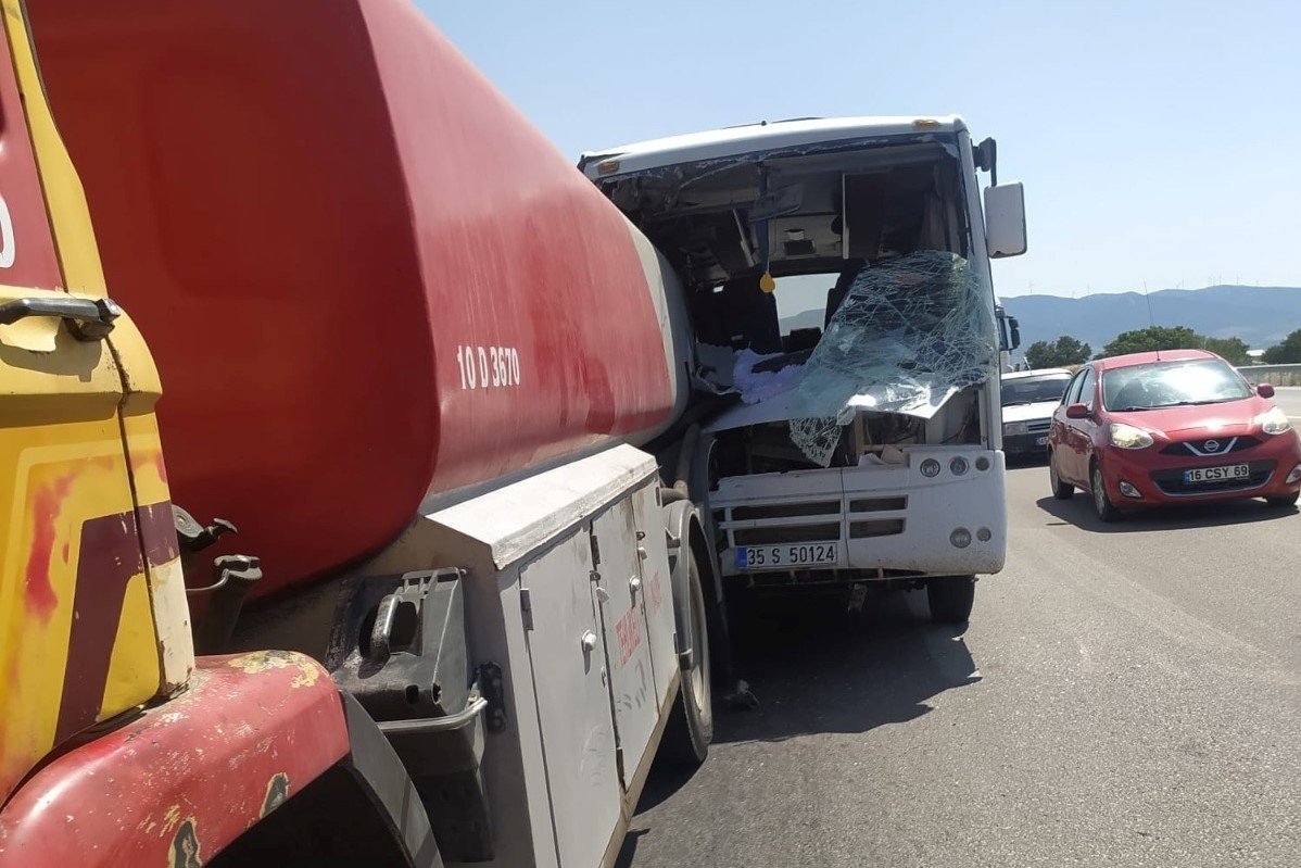 İzmir’de maden işçilerini taşıyan servis kaza yaptı: 16 yaralı