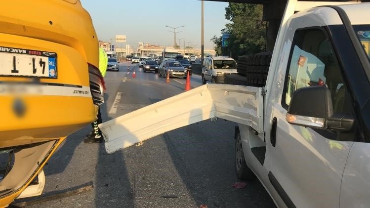 Kamyonetle çarpışan ticari taksi takla attı