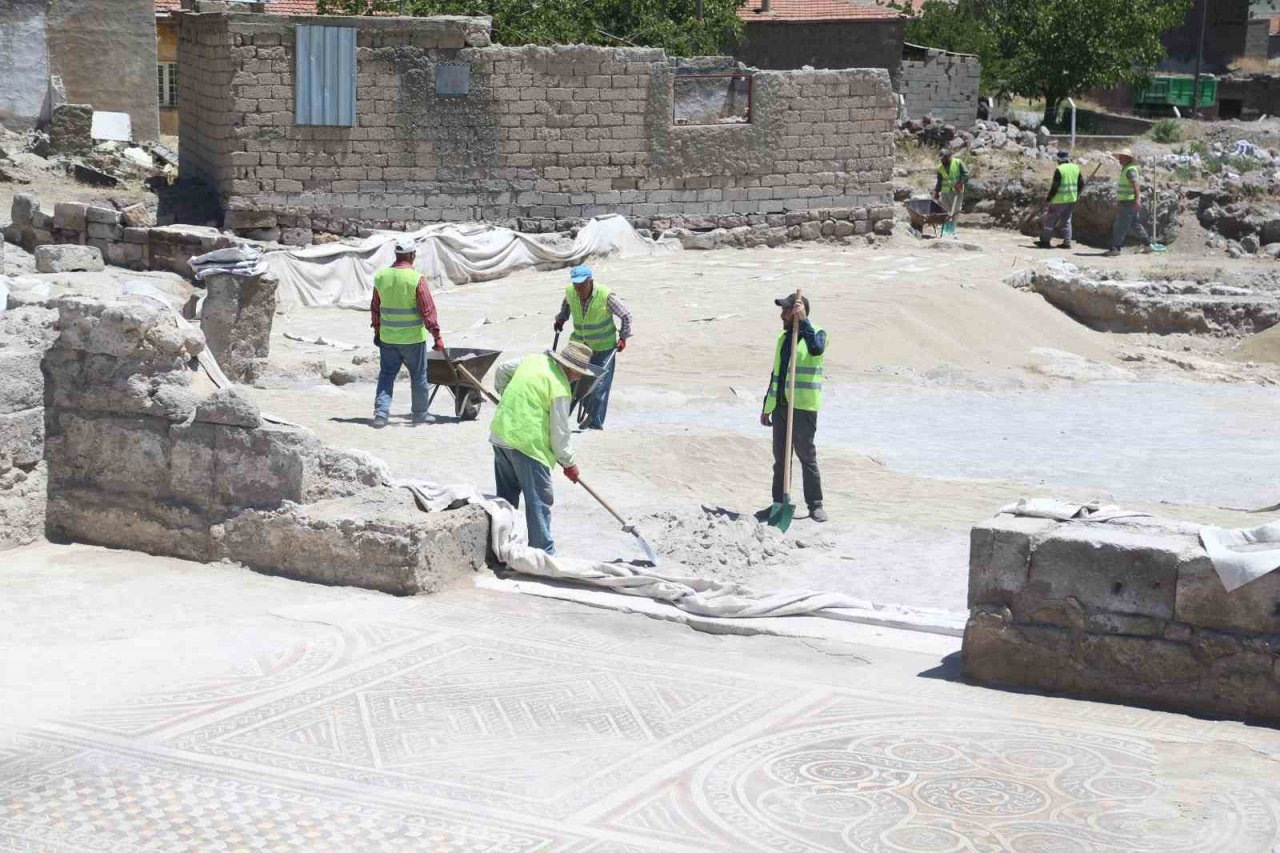 Başkan Büyükkılıç’tan dünyada kendisinden söz ettirecek mozaik yapısına inceleme