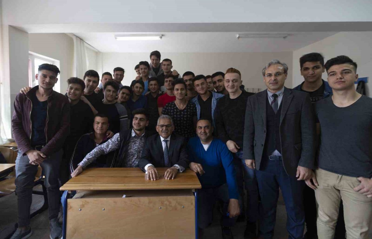 Başkan Büyükkılıç, YKS sonuçlarını kutlayarak öğrencileri Kayseri’ye davet etti