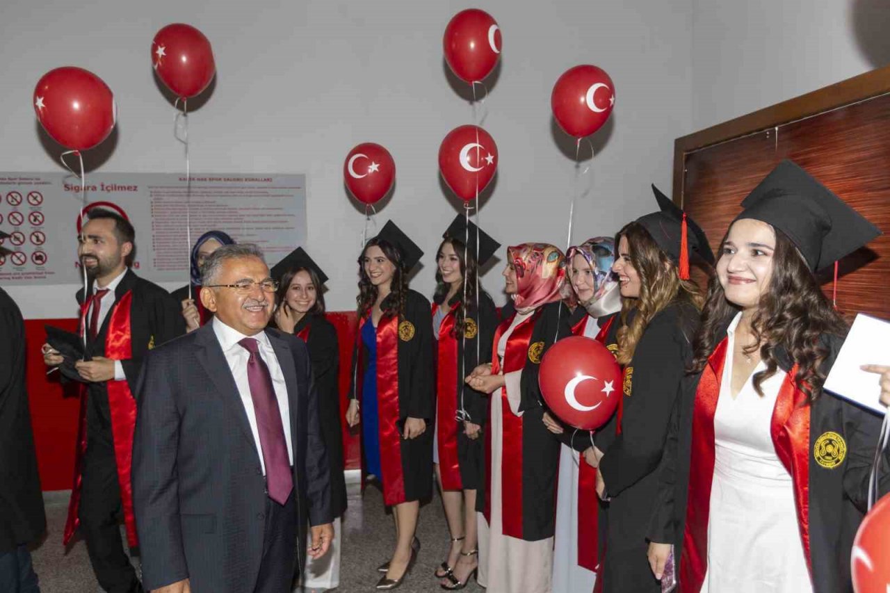 Başkan Büyükkılıç, YKS sonuçlarını kutlayarak öğrencileri Kayseri’ye davet etti