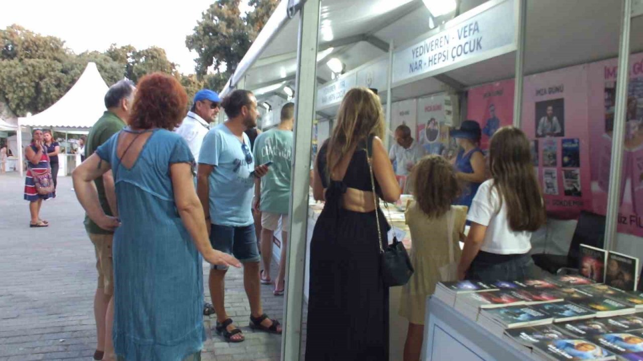 Burhaniye’de Fuar sayesinde kitaplar okuyucuları ile buluştu