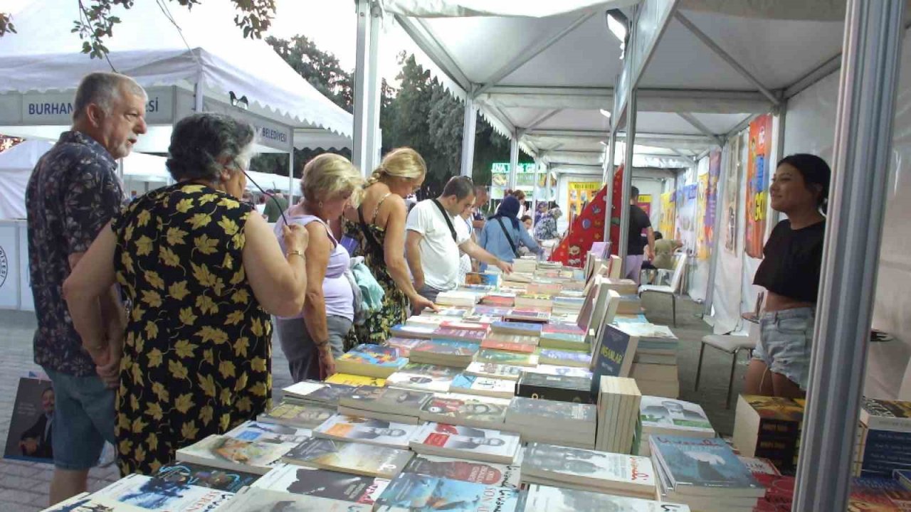 Burhaniye’de Fuar sayesinde kitaplar okuyucuları ile buluştu