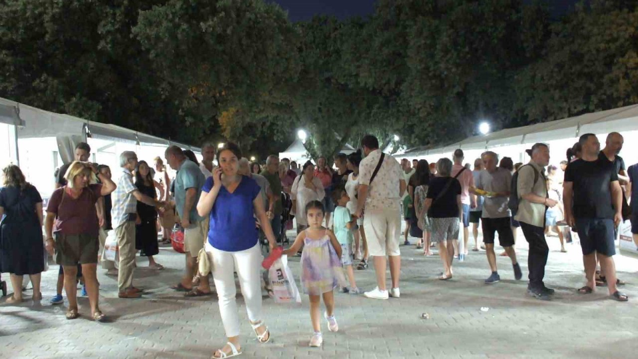 Burhaniye’de Fuar sayesinde kitaplar okuyucuları ile buluştu