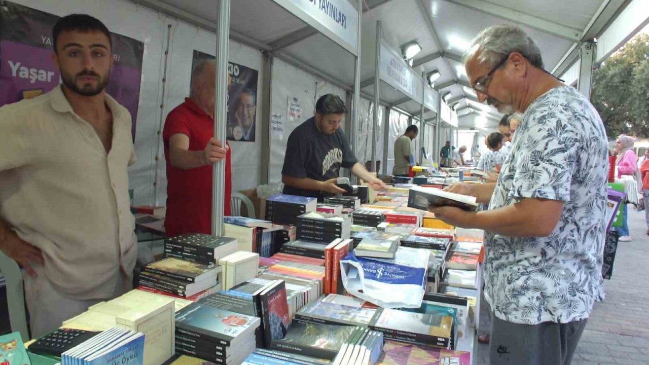 Burhaniye’de Fuar sayesinde kitaplar okuyucuları ile buluştu
