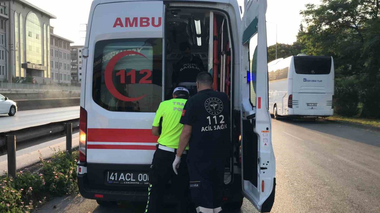 Kamyonetle çarpışan ticari taksi takla attı