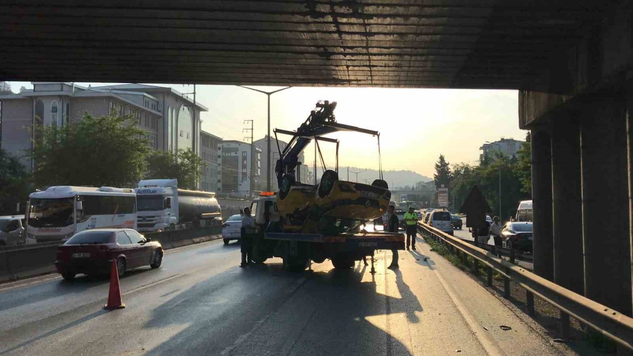 Kamyonetle çarpışan ticari taksi takla attı