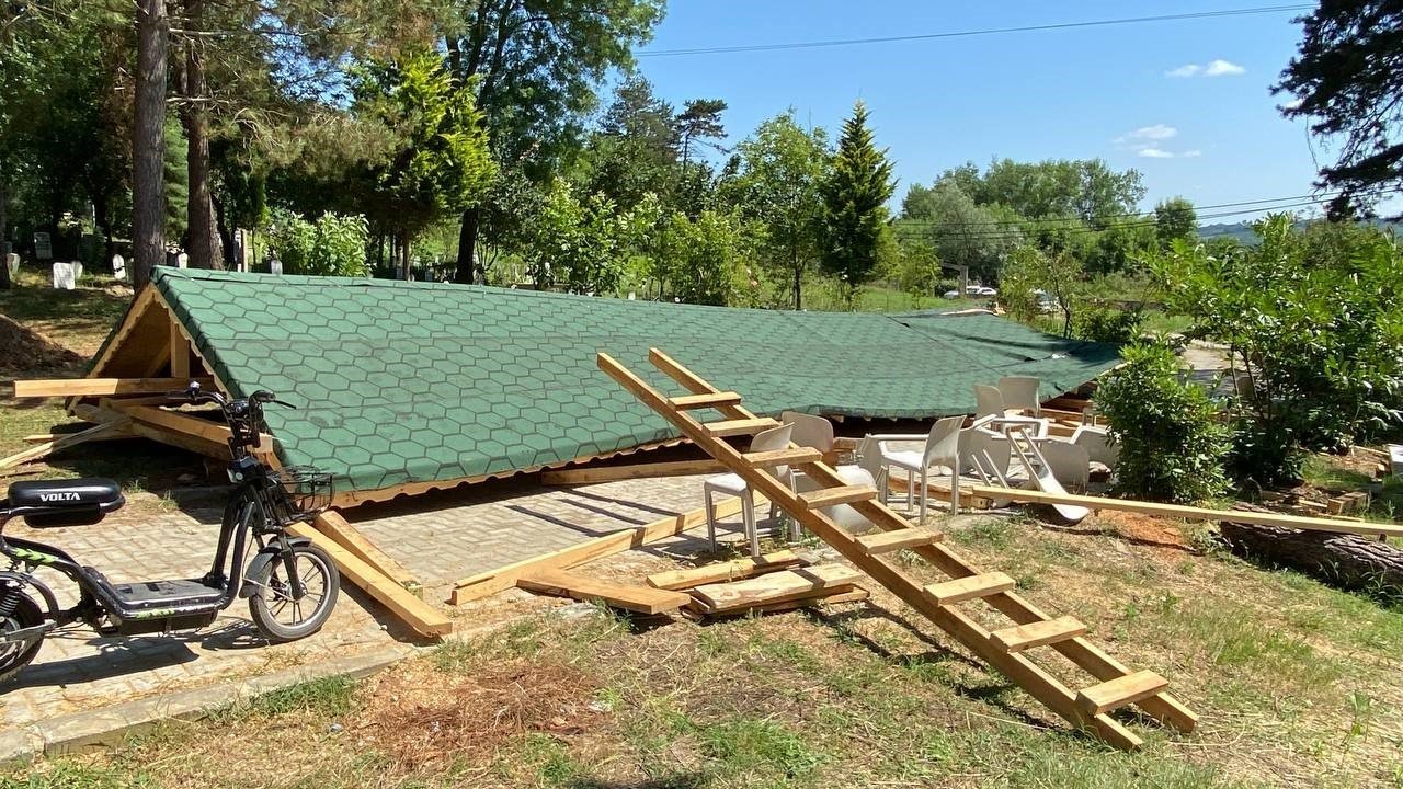 Dua okuyanların üzerine sundurma çöktü: 3 yaralı