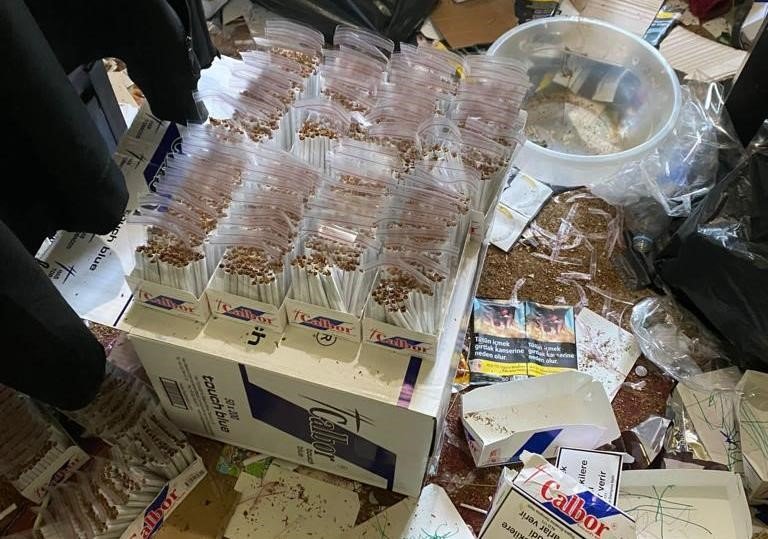 Kütahya’da 43 kilogram kaçak tütün ve 10 bin 60 adet dolu makaron ele geçirildi