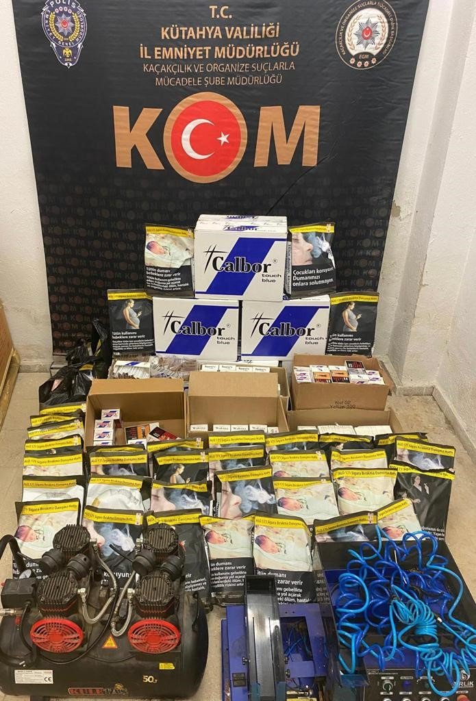 Kütahya’da 43 kilogram kaçak tütün ve 10 bin 60 adet dolu makaron ele geçirildi