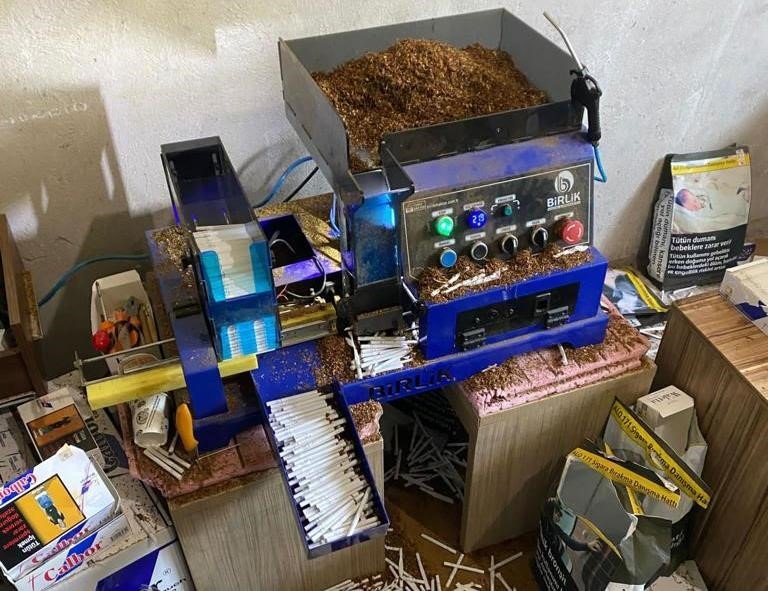 Kütahya’da 43 kilogram kaçak tütün ve 10 bin 60 adet dolu makaron ele geçirildi
