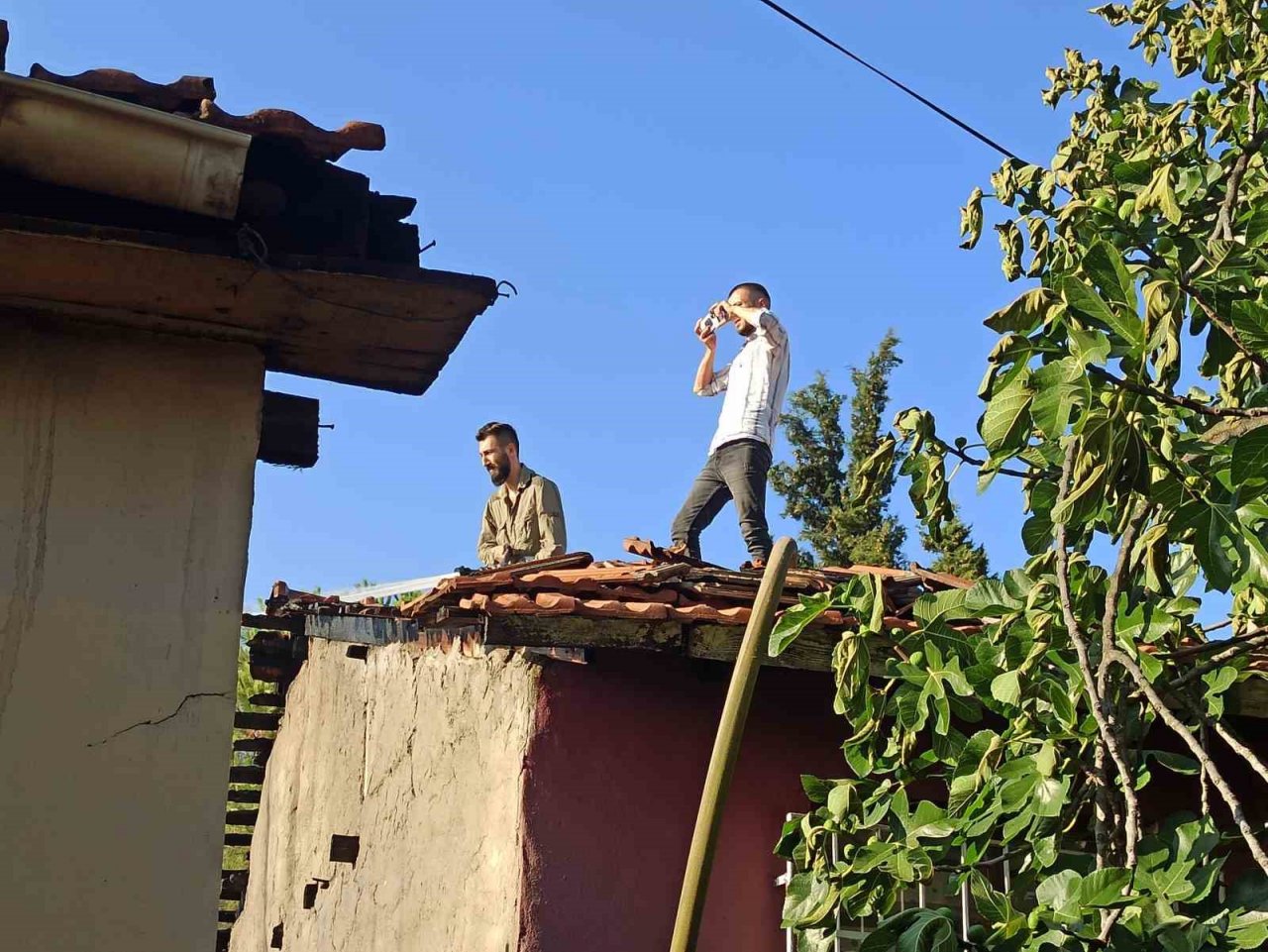 Tuzla’da gecekondu yangını: Yaşlı kadını komşuları kurtardı