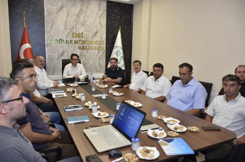 Burhaniye’de muhtarlara baraj ve regülatör bilgilendirmesi